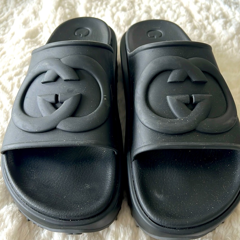 Gucci slides like new !!!